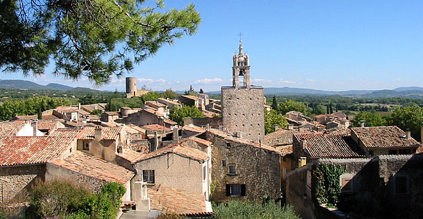 Vue sur la ville de Cucuron et son clochet